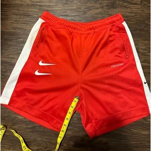 Nike basketball shorts men's size M zip front pockets button pocket in the rear